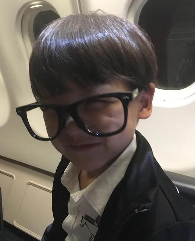 田亮儿子顶西瓜头戴大眼镜傻笑(图)