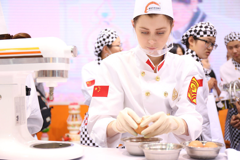 从上海国际烘焙展看烘焙培训学校_学厨师学西