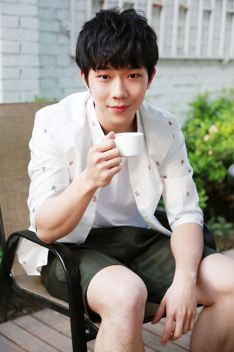 高清:张亦驰曝春季写真 青春洋溢韩范儿十足