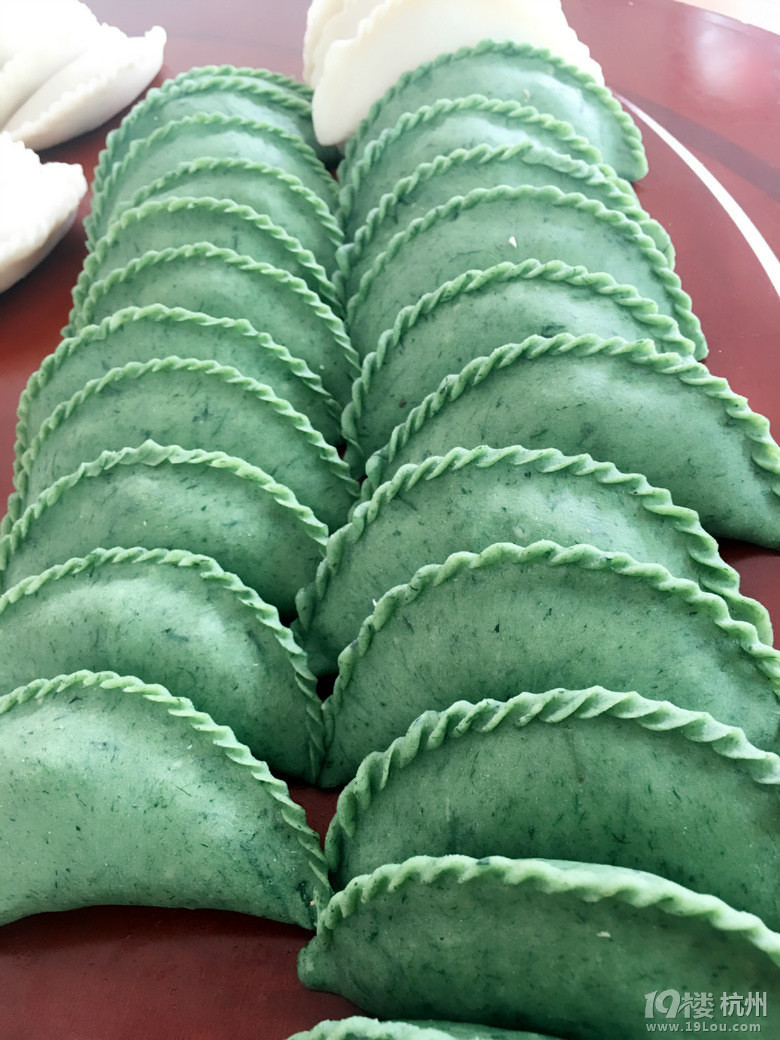 我做的米粿,千岛湖人应该都会知道,用米粉煮熟,然后揉成团子,压成饼子