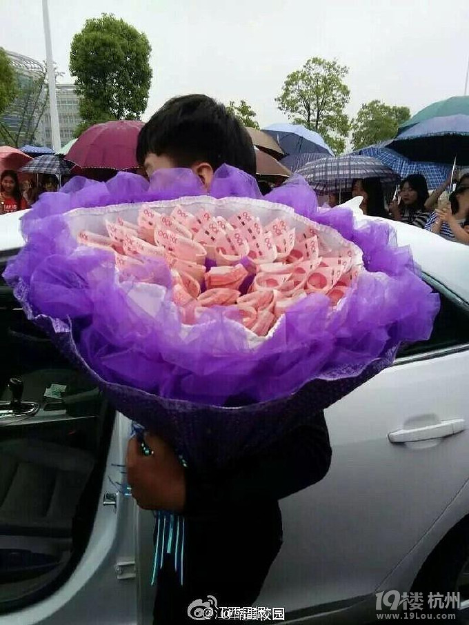 一百元折花束图片