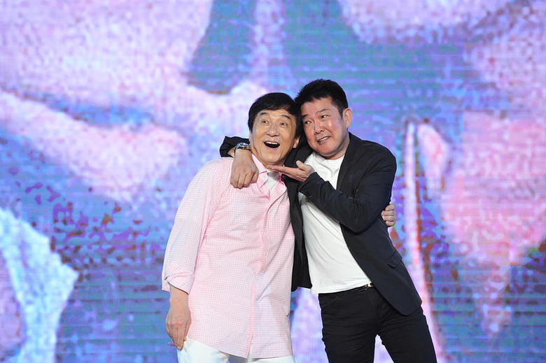 《绝地逃亡》"拳笑归来"发布 成龙元彪同框