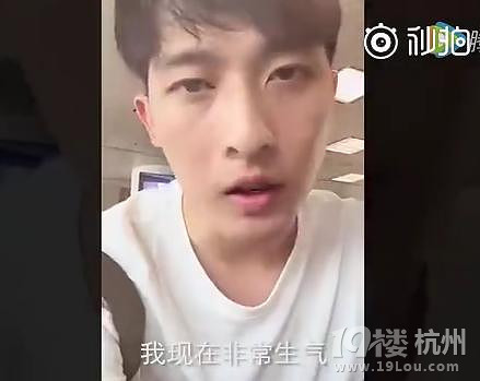 乘客在厦门机场脱鞋睡觉 帅哥发怒扔掉男子的