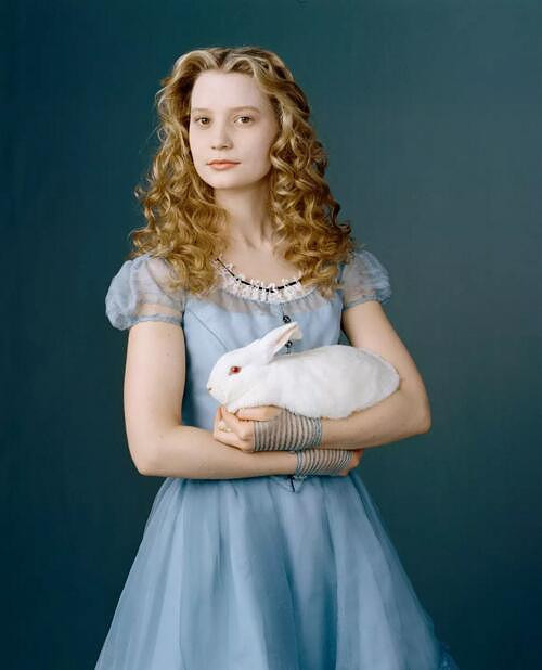 爱丽丝梦游仙境2 女主角干嘛要穿中国的古装?