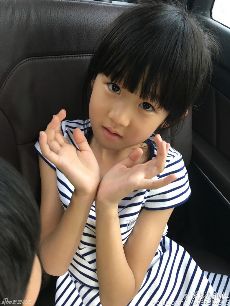 贝儿与妹妹放学开心玩耍