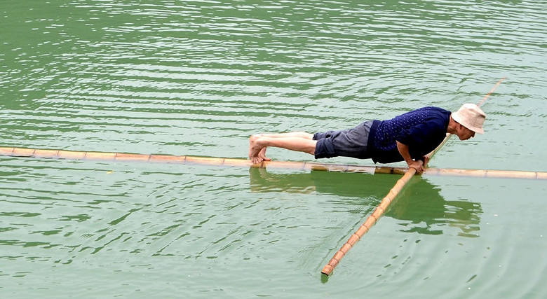 10秒水上俯卧撑小视频,不戳后悔&darr;&darr;&darr; 老方的"水上漂"