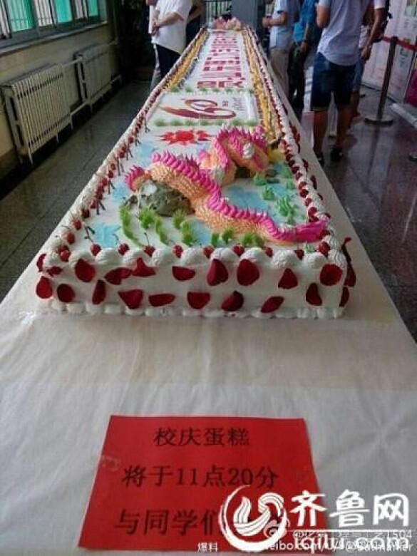 高校现6米长校庆蛋糕,学生哄抢.