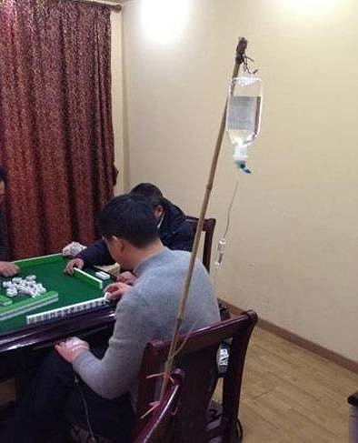 一夫妻打麻将输精光,对唱两首歌,朋友圈传疯了