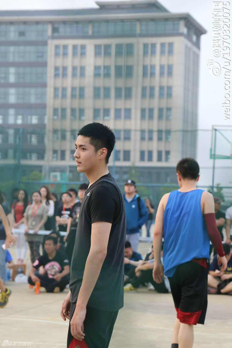 组图:吴亦凡南京高校打篮球 跃起投篮引尖叫