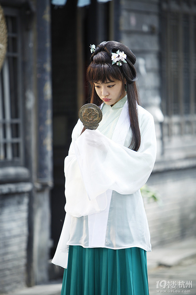 《开心原力》邓家佳片场花絮照曝光 古装造型受瞩目