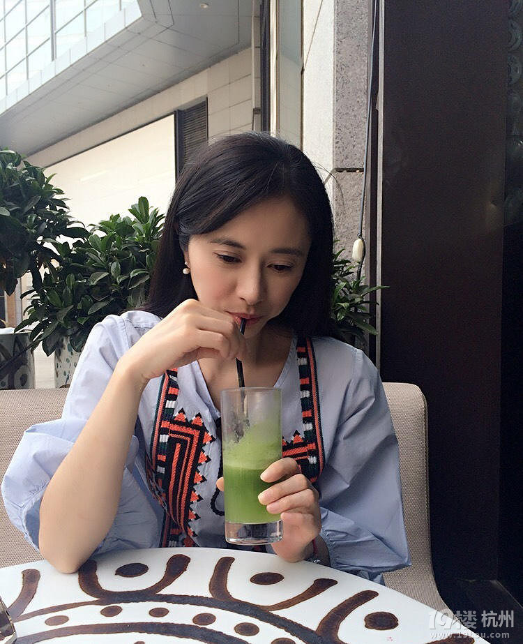 96版《笑傲江湖》仪琳近照 41岁的她肤白似少