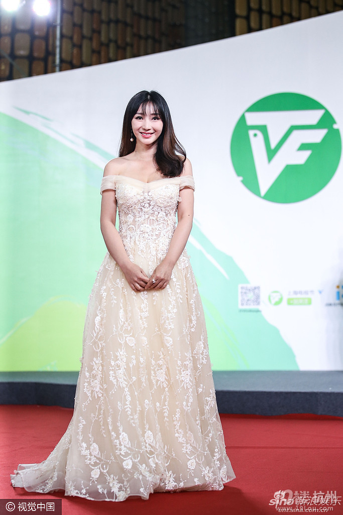 组图:柳岩深v露肩礼服亮相.