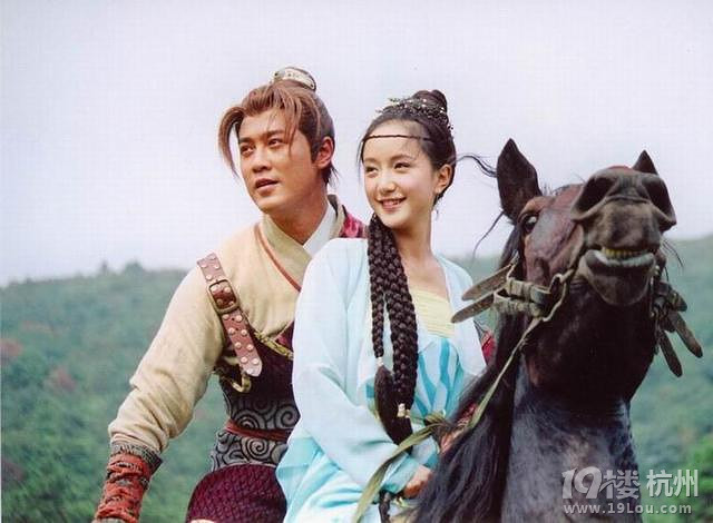 摸杨幂大腿,牵手要亲亲!黄轩离下一个李易峰还