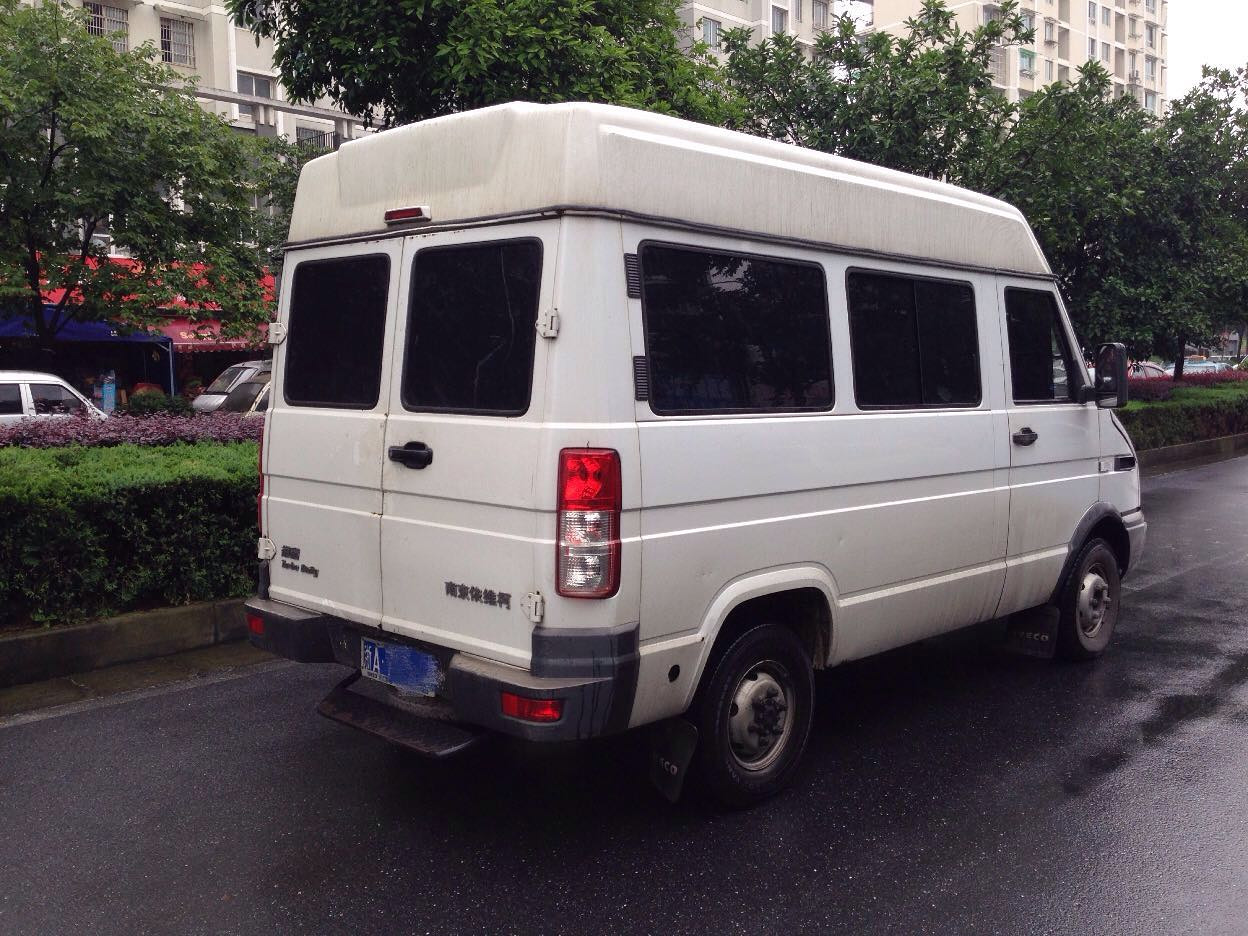 依维柯 得意 a35物流1版中顶,11年10月上牌,2.5t涡轮增压发动机