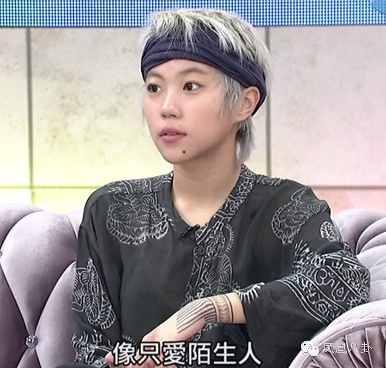 窦靖童终于唱妈妈的歌了,19岁的童童与25岁的