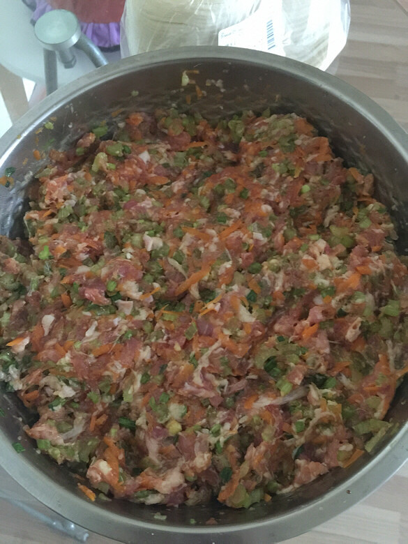 中午吃饺子,芹菜胡萝卜猪肉馅的好好次