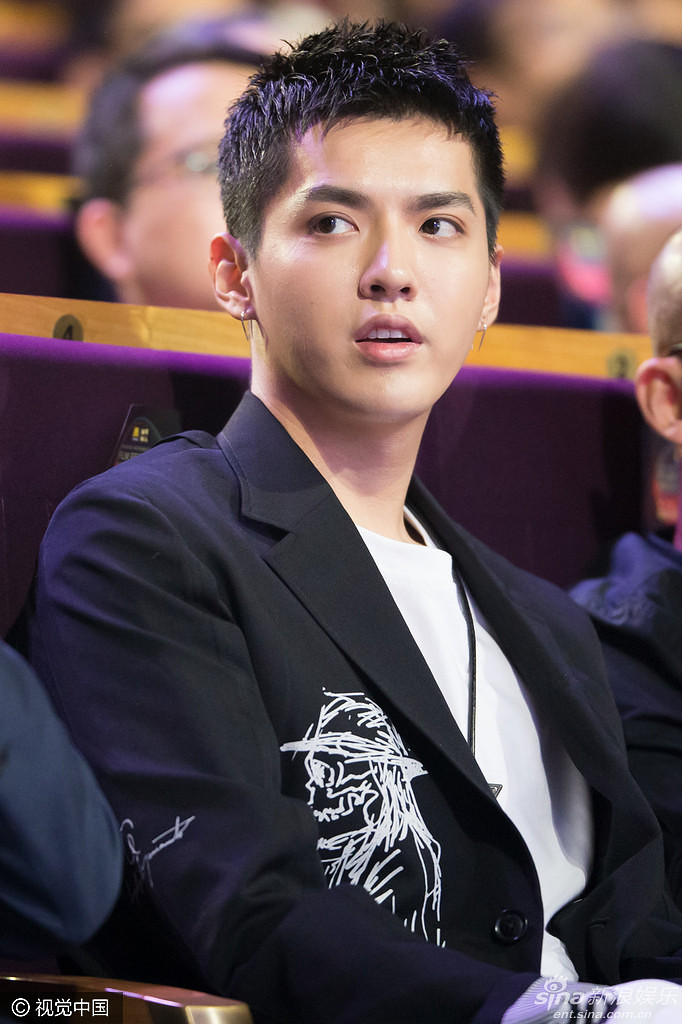 组图:吴亦凡风波后获奖 鞠躬致谢与管虎热聊