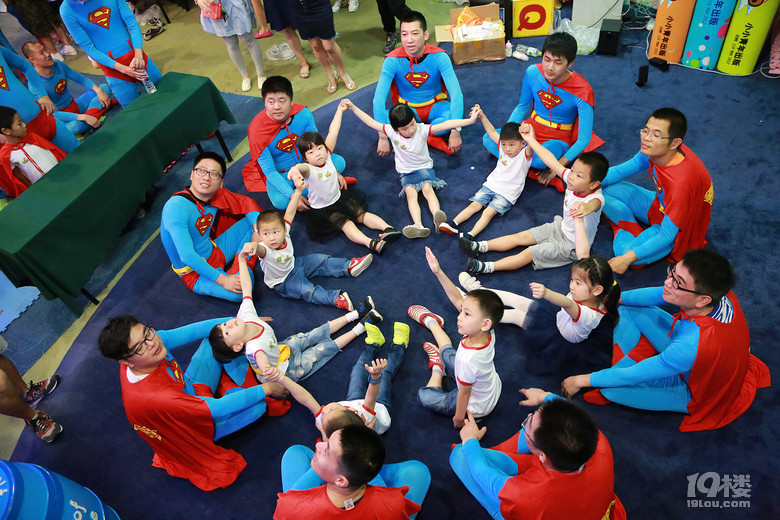 父亲节联合国前维和警察驮孩子做106个伏地挺