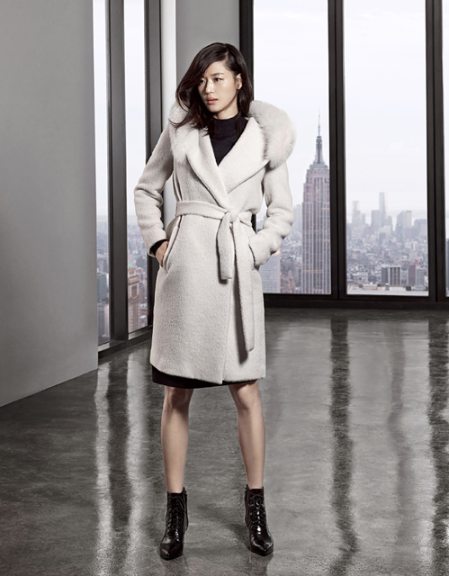 全智贤梳马尾拍写真 眼神魅惑勾人心