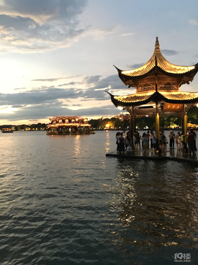 晒晒西湖的夜景,来杭州旅游的朋友看过来