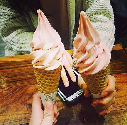 甜筒要两个人一起吃才更甜