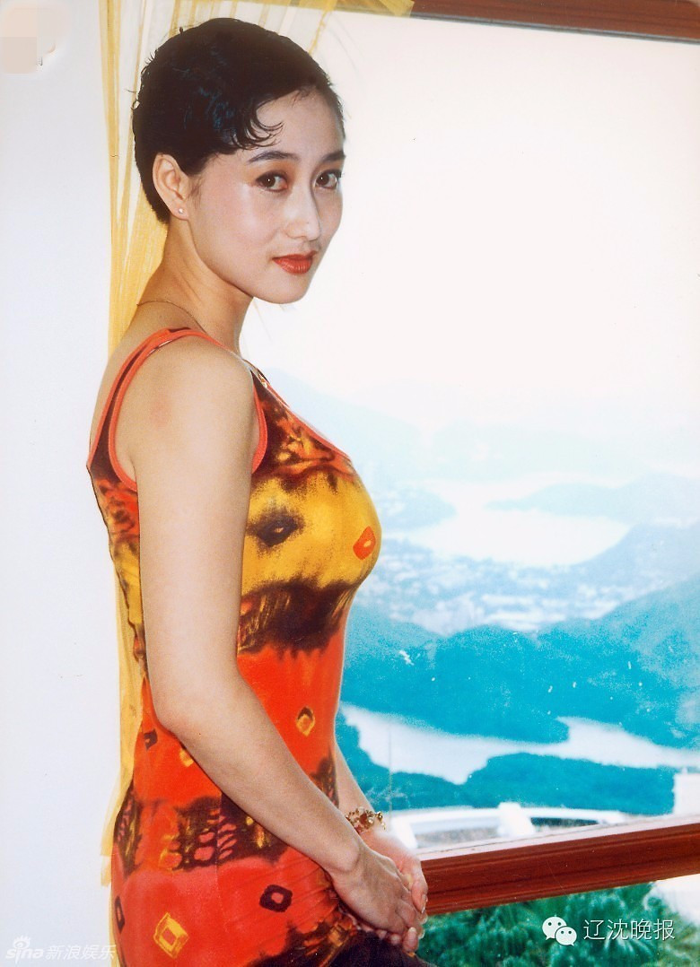 55岁的她身材依旧傲人,曾被赌王追求,却最终甘心做了李连杰背