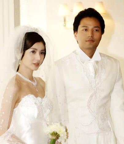 所以当急欲复仇的雅俐瑛:在他面前施展魅力,主动示爱时,因为怜香惜玉