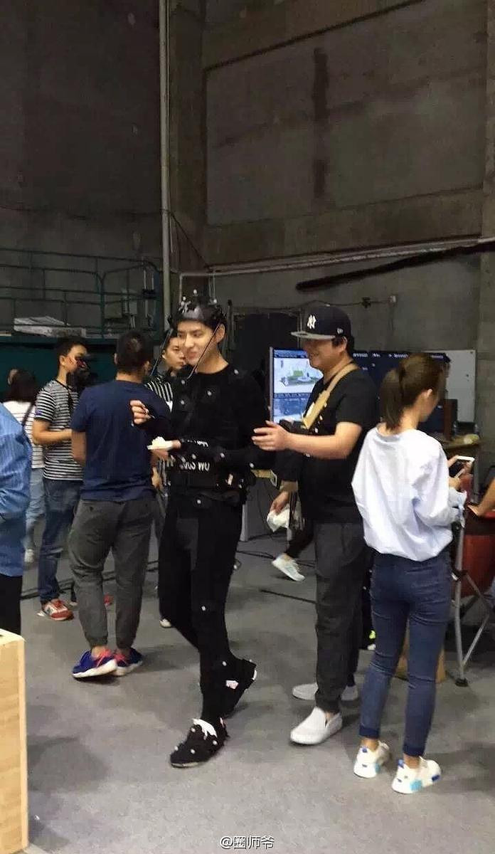 吴亦凡,王俊凯,王源《爵迹2》片场吃蛋糕