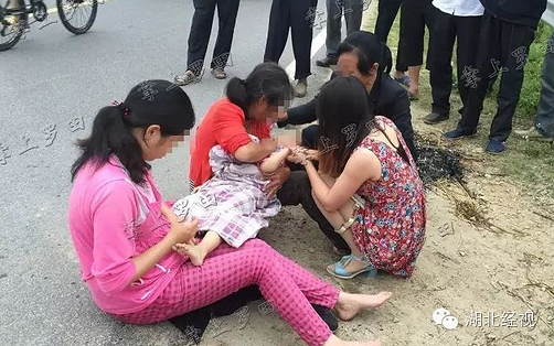 6月15日,黄冈一位三岁多的小女孩骑着童车在路边玩耍时,不慎坠入