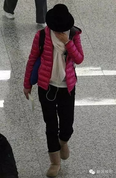 爱一个表里不一的偶像好累!台上光鲜照人 可台下却...
