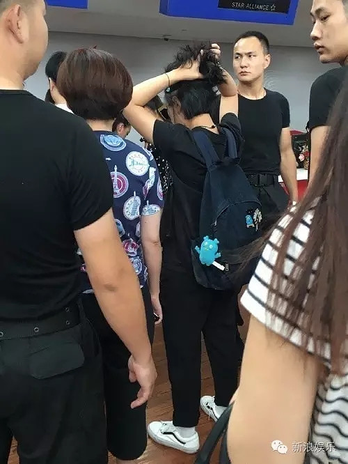 爱一个表里不一的偶像好累!台上光鲜照人 可台下却...
