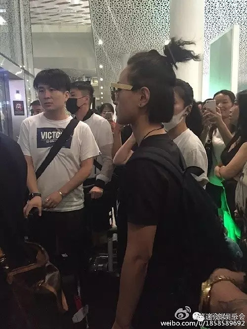 爱一个表里不一的偶像好累!台上光鲜照人 可台下却...