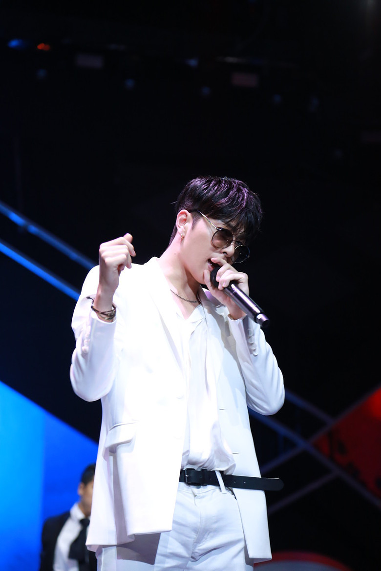 组图:iKON致敬张国荣 李斯调戏鸟叔玩出位_高