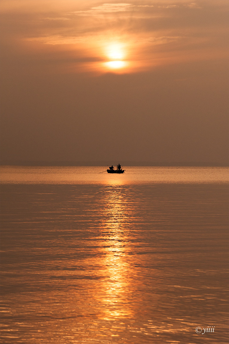 夕阳洒在水面,仿佛给湖水镀上了一层金色.