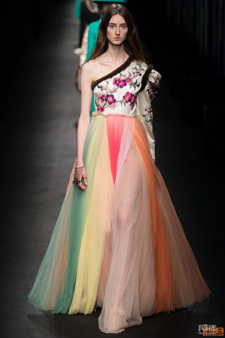 2016秋冬米兰时装周 gucci浪漫主义再升级