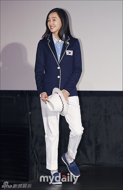 韩影《国家代表2》秀爱随手撩发 吴涟序咬奖牌