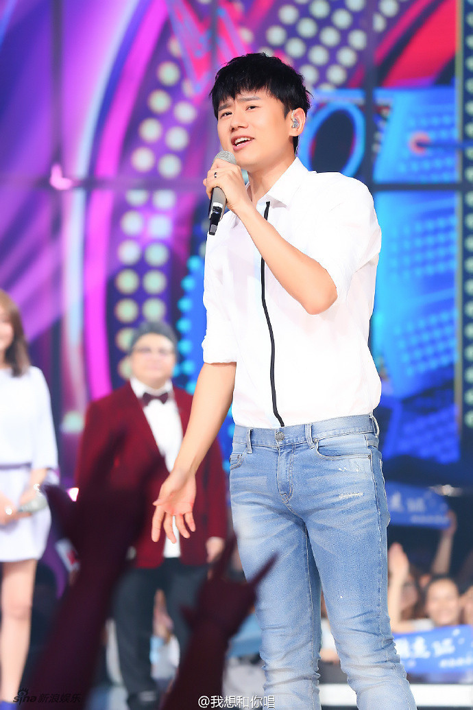 组图:《和你唱》张杰忘情演唱 上演白衬衫诱惑