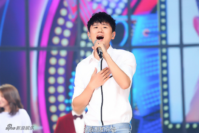 组图:《和你唱》张杰忘情演唱 上演白衬衫诱惑