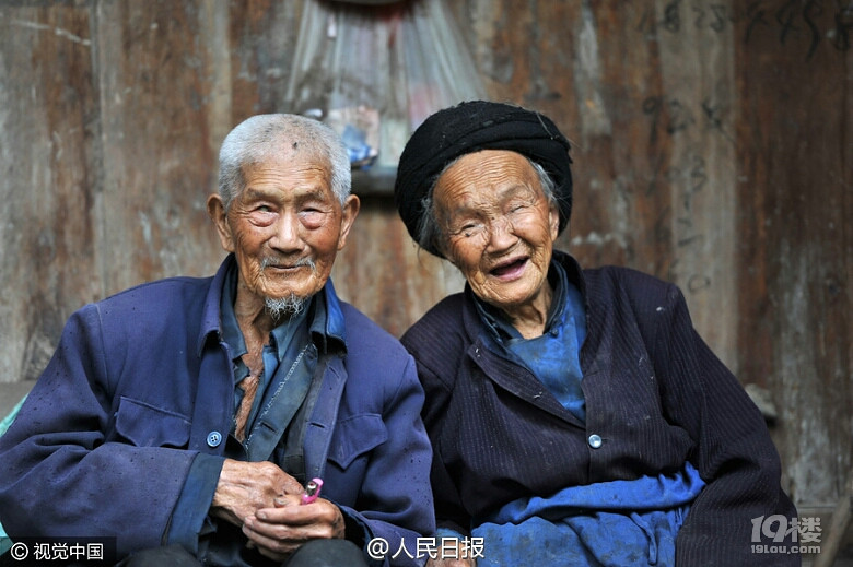 【耄耋老人"钻石婚":牵手75年,年龄加一起有182岁[心]】