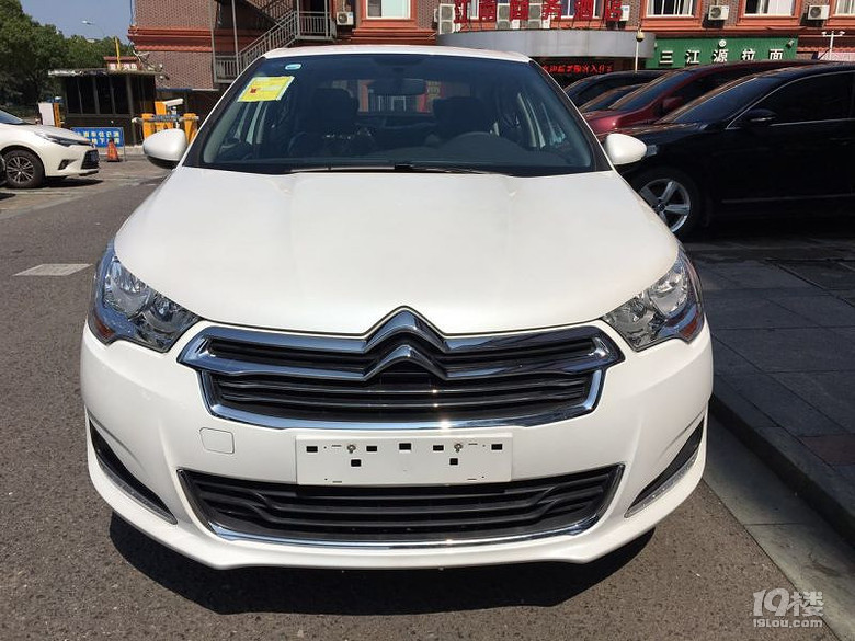 雪铁龙c4 白色 新车 喜欢别错过 可以按揭
