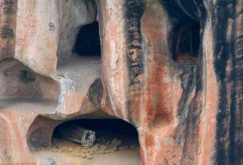 湖南郴州神秘飞天山惊现千年悬棺.