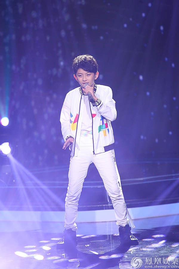 《中国新声代》学员唱tfboys 薛之谦双膝下跪带徽章