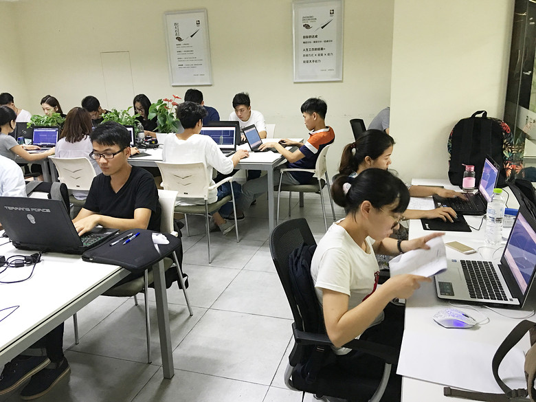 ������������˲ţ��в�װ�εڰ���ʵϰ��ת������¡�ؾ���