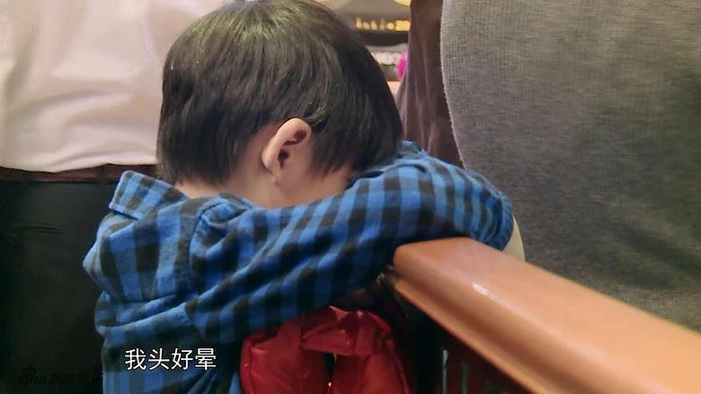 组图:顶顶生病董洁自责不已 收礼物感动落泪