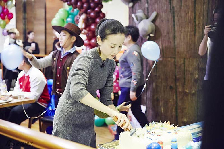 组图:顶顶生病董洁自责不已 收礼物感动落泪