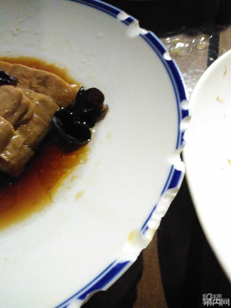 出去吃饭,发现盛菜的碗都是破口子!-我要爆料-