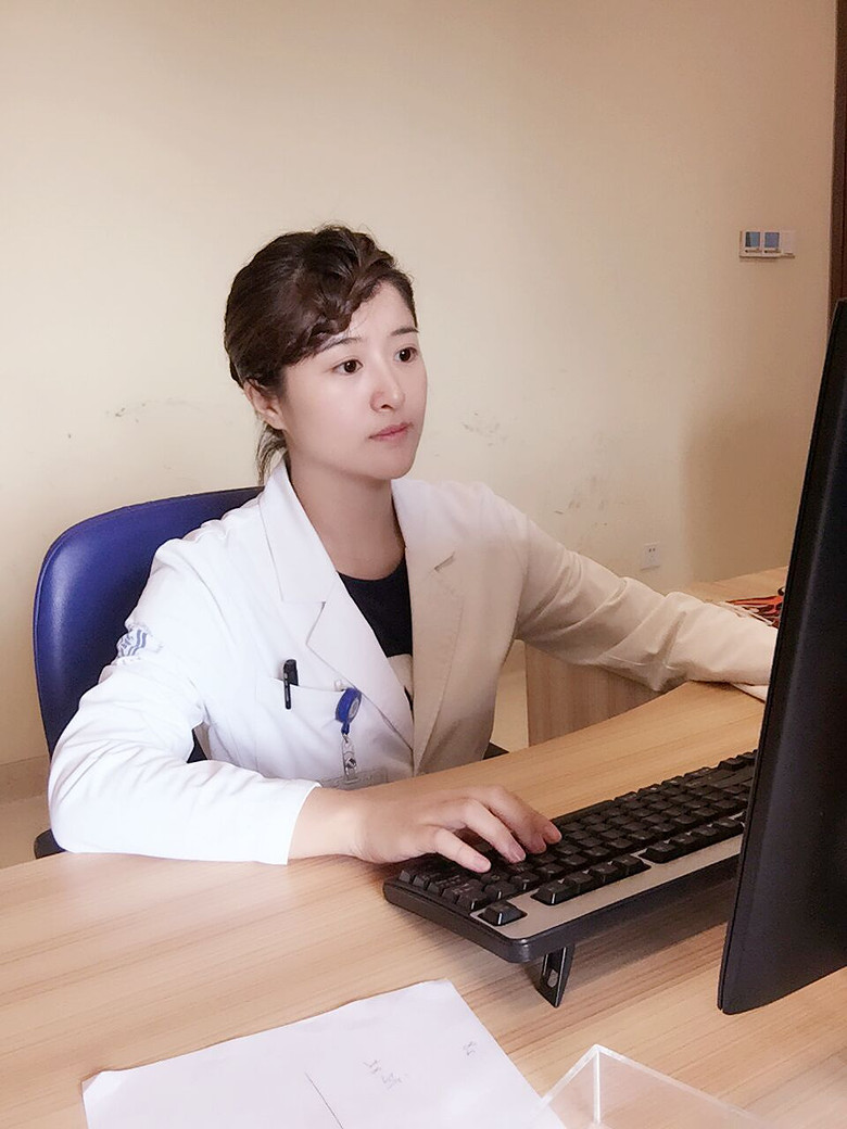 杭州有位颜值逆天的女医生!身材火辣,穿着旗袍上班,全国医生都