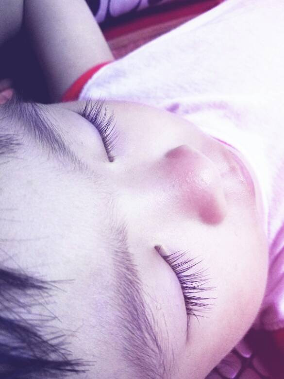 小姑娘睫毛弯弯