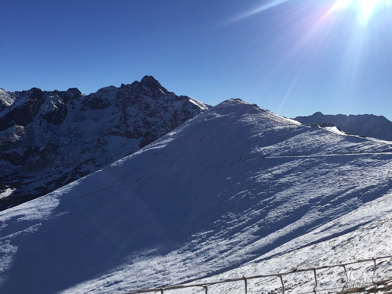 天太热,看个小雪山!