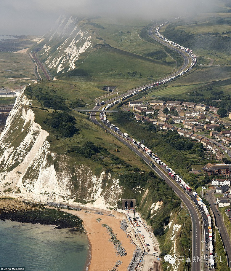 同时也是英法渡轮的港口)的几条主要公路成了下面这个画风